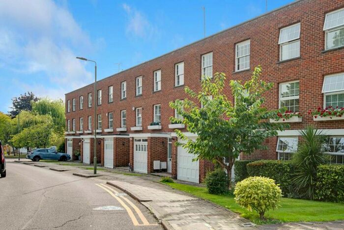 3 Bedroom Terraced House To Rent In Baxendale, Whetstone, N20