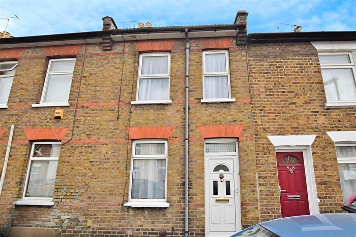 2 Bedroom Terraced House For Sale In Fearnley Street, Watford, WD18