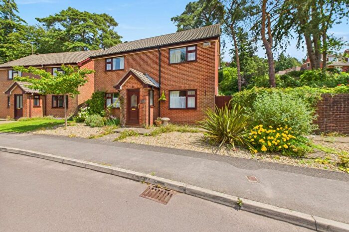 3 Bedroom Detached House For Sale In Wentworth Drive, Broadstone, Dorset, BH18