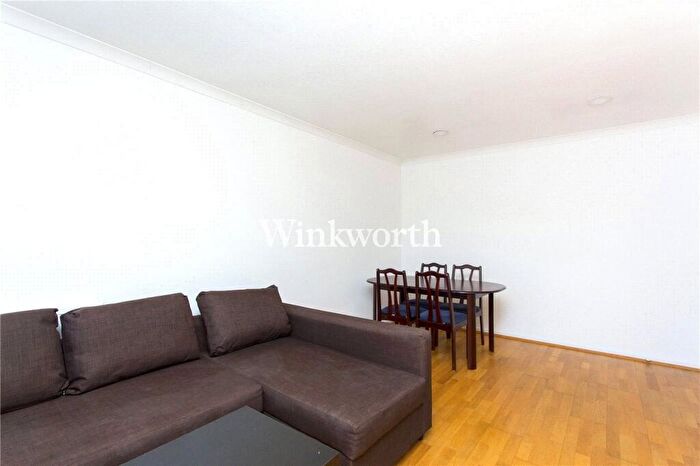 2 Bedroom Apartment To Rent In Hamlet Square, London, NW2
