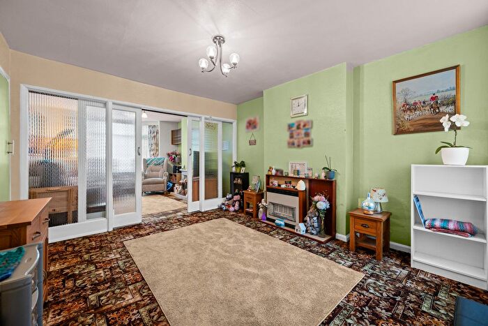 3 Bedroom Semi-Detached House For Sale In Shakespeare Road, Kettering, NN16