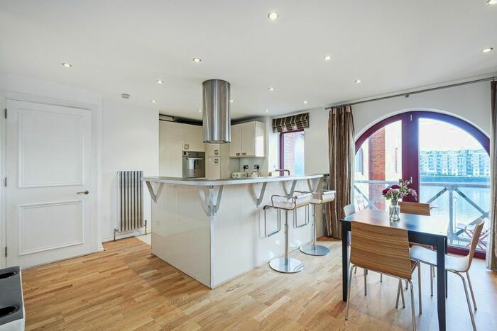 3 Bedroom Flat To Rent In William Morris Way, London, SW6