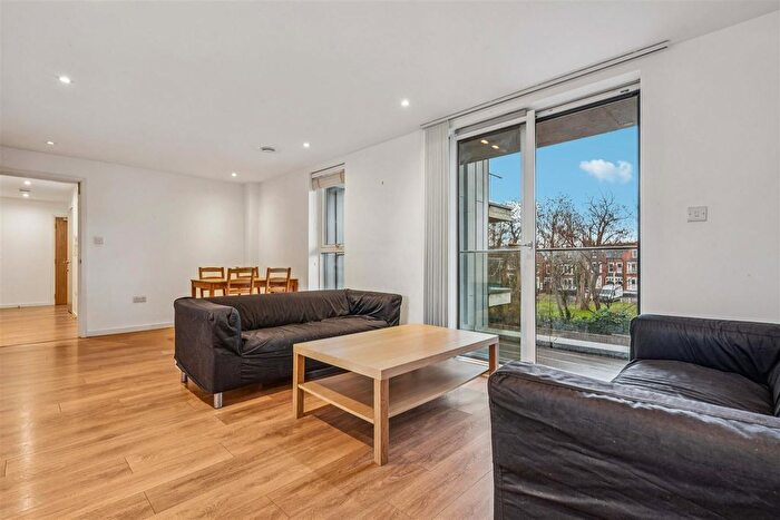 3 Bedroom Flat To Rent In Brixton Hill, SW2