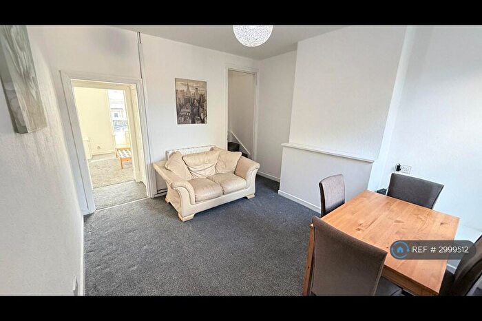 4 Bedroom Semi-Detached House To Rent In Causeway Green Road, Oldbury, B68