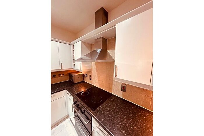 1 Bedroom Flat To Rent In Solomons Court, High Road, Finchley, London, N12