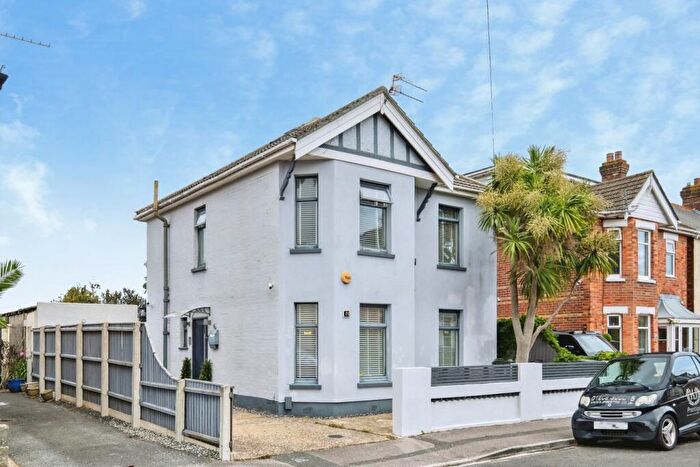 3 Bedroom Detached House For Sale In Markham Road, Bournemouth, BH9