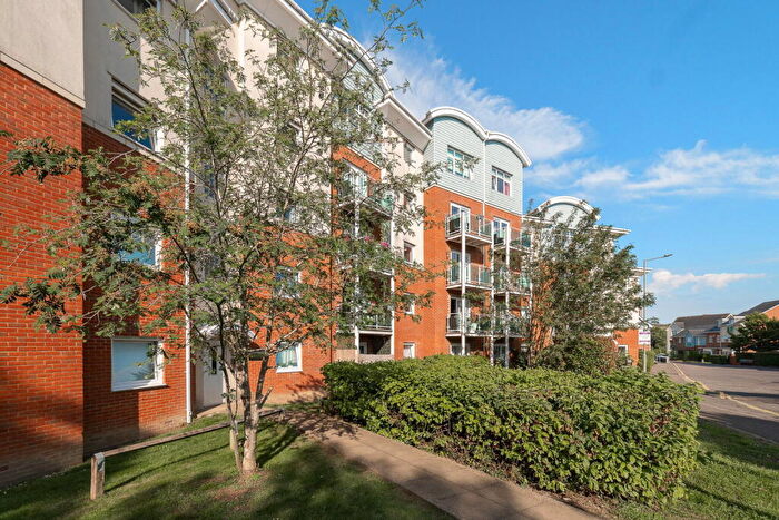 2 Bedroom Apartment For Sale In Foxboro Road, Redhill, Surrey, RH1