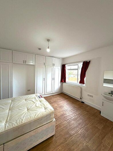 Flat To Rent In Dallas Road, Hendon, London, NW4