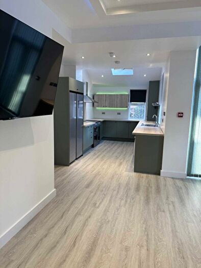 6 Bedroom Semi-Detached House To Rent In Platt Lane, Fallowfield, M14