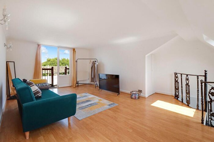 2 Bedroom Maisonette For Sale In The Parade, Claygate, KT10