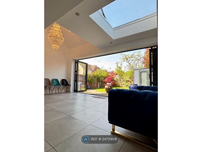 5 Bedroom Semi-Detached House To Rent In Collingham Rd, West Timperley, WA14