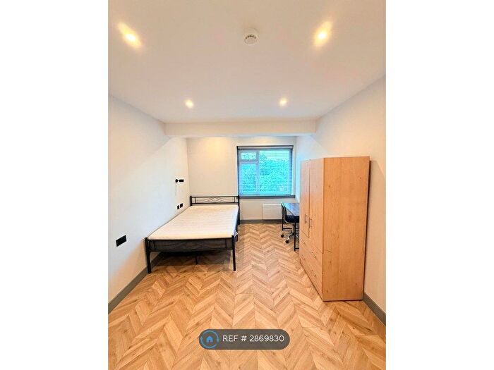 Studio To Rent In The Roundway, London, N17