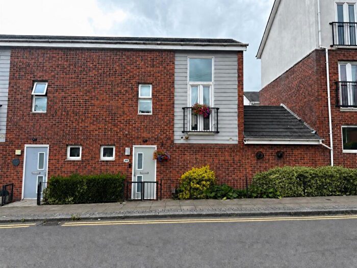 3 Bedroom Town House For Sale In Ivy House Road, Stoke-On-Trent, ST1