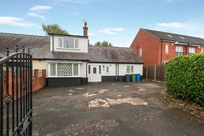 4 Bedroom Semi-Detached Bungalow To Rent In Derby Road, Chesterfield, S40