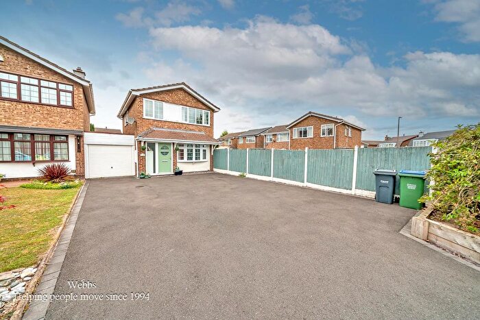 3 Bedroom Link Detached House For Sale In Gillingham Close, Wednesbury, WS10