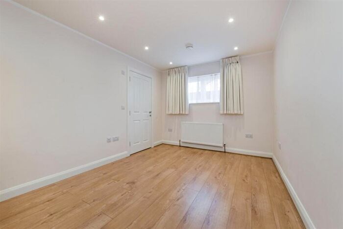 1 Bedroom Flat For Sale In Leeway Close, Hatch End, Pinner, HA5