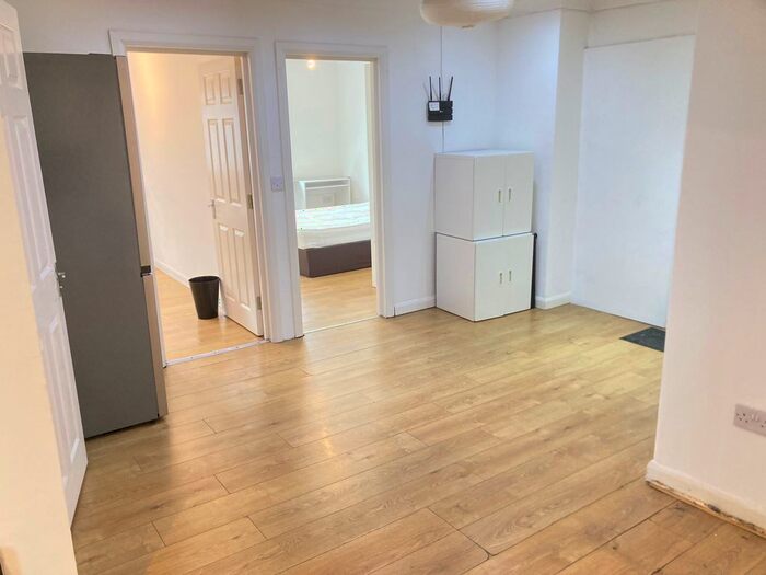 3 Bedroom Flat To Rent In Very Near The Approach Area, North Acton, W3
