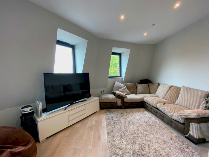 2 Bedroom Flat To Rent In Parkway, Chelmsford, CM2