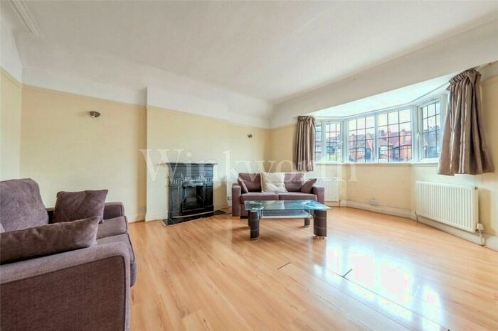 2 Bedroom Apartment To Rent In Golders Green Crescent, London, NW11