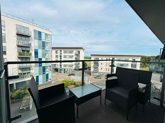 2 Bedroom Flat To Rent In Darbyshire House, Greenhithe, DA9