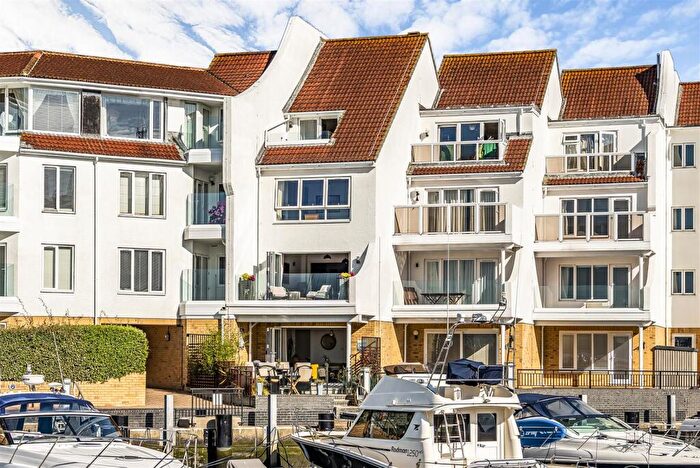 4 Bedroom Town House For Sale In Lake Avenue, Hamworthy, BH15