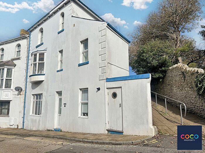 2 Bedroom Flat For Sale In Fortuneswell, Portland, Dorset, DT5