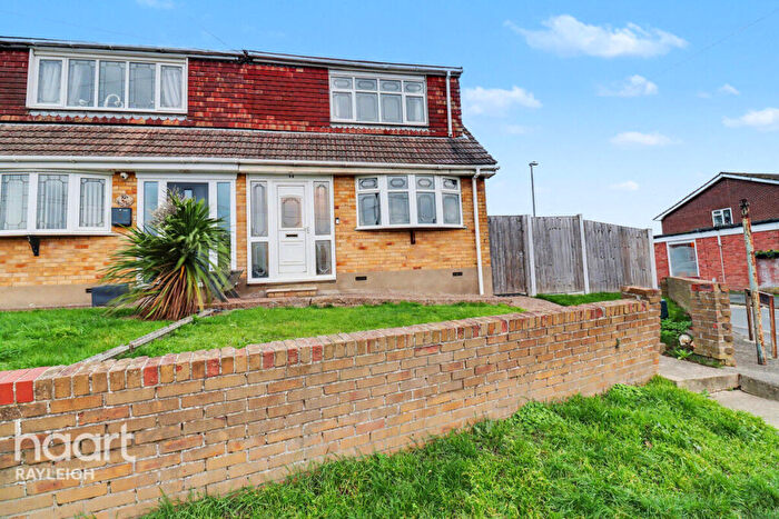 3 Bedroom Semi-Detached House For Sale In Ferry Road, Hullbridge, SS5