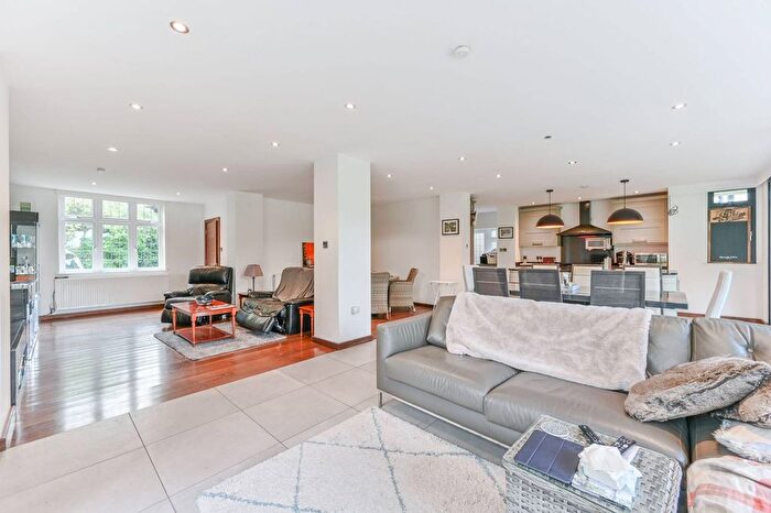 5 Bedroom Detached House To Rent In Avondale Avenue, Worcester Park, KT4