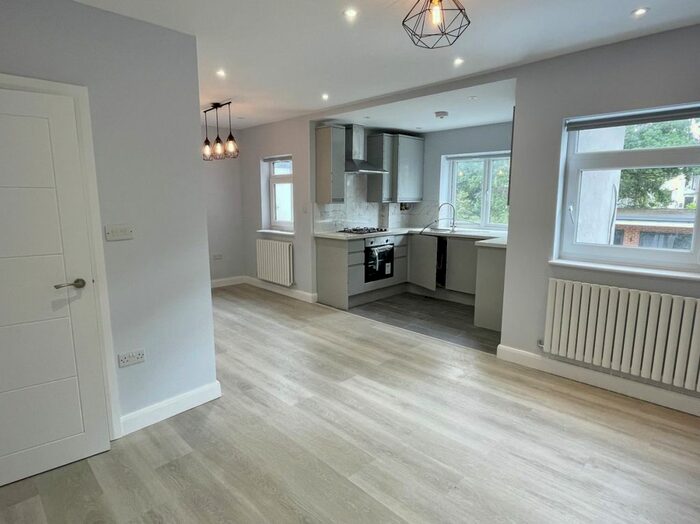 2 Bedroom Flat To Rent In Woodstock Avenue, London, NW11