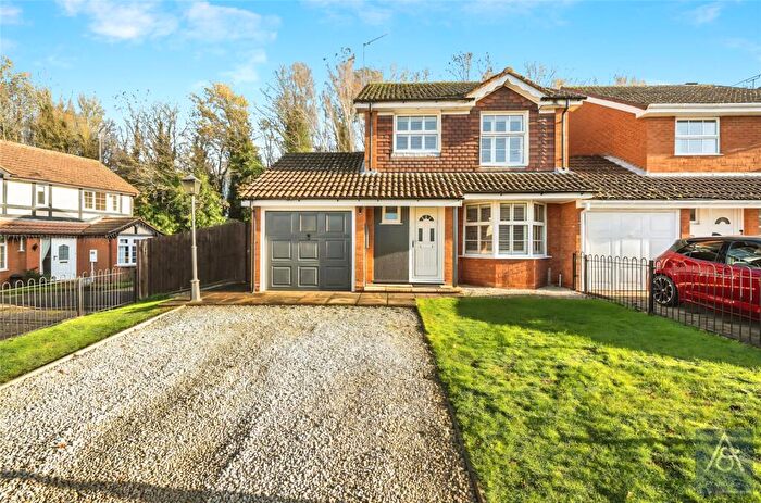 3 Bedroom Link Detached House For Sale In Willow Drive, Buckingham, MK18