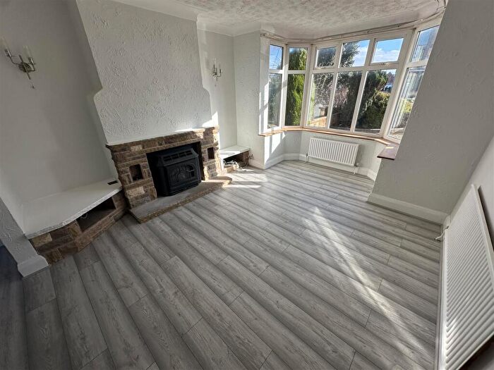 3 Bedroom Semi-Detached House To Rent In Barnfield Avenue, Luton, LU2