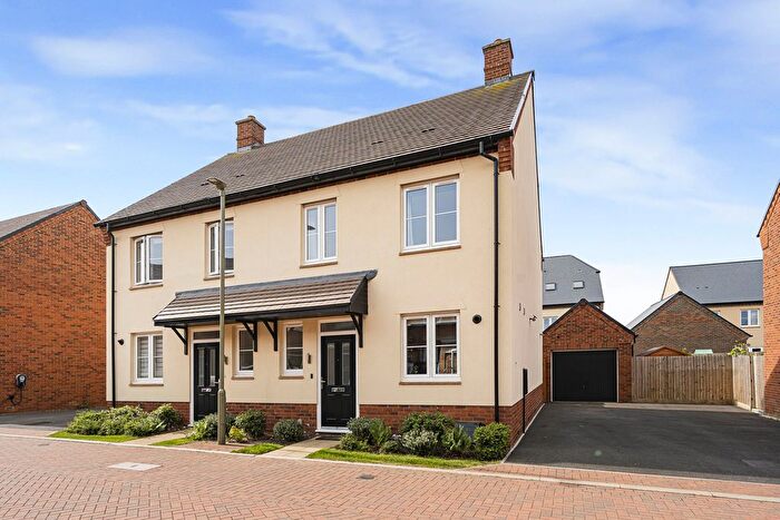 3 Bedroom Semi-Detached House For Sale In Chatham Close, Heyford Park, OX25