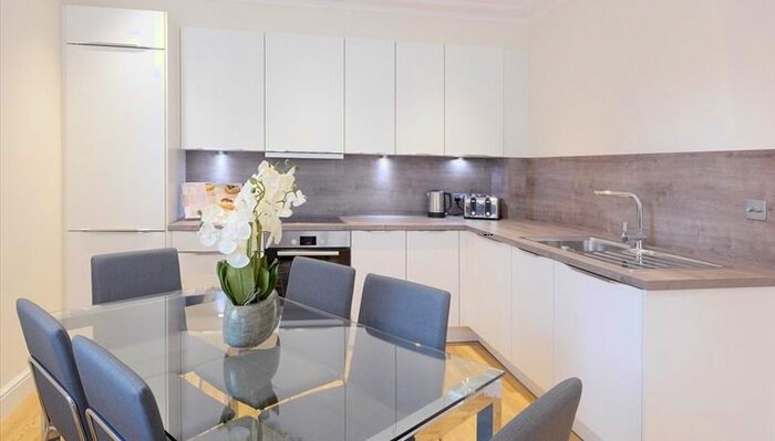 3 Bedroom Flat To Rent In King Street, London, W6