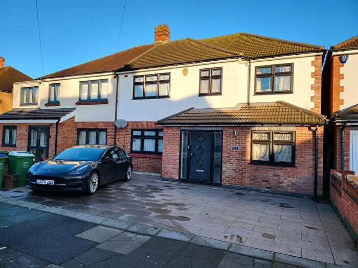 6 Bedroom Semi-Detached House For Sale In Brunswick Road, Bexleyheath, DA6