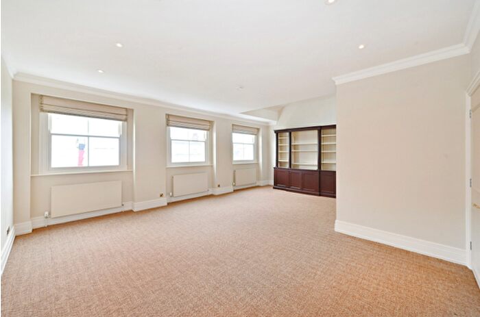 2 Bedroom Flat To Rent In Pembridge Crescent, London, W11