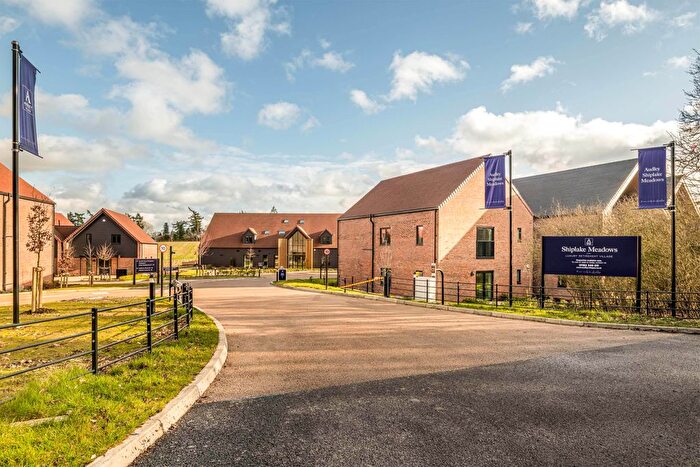 2 Bedroom Flat For Sale In Meadow Chase, Henley-On-Thames, RG9