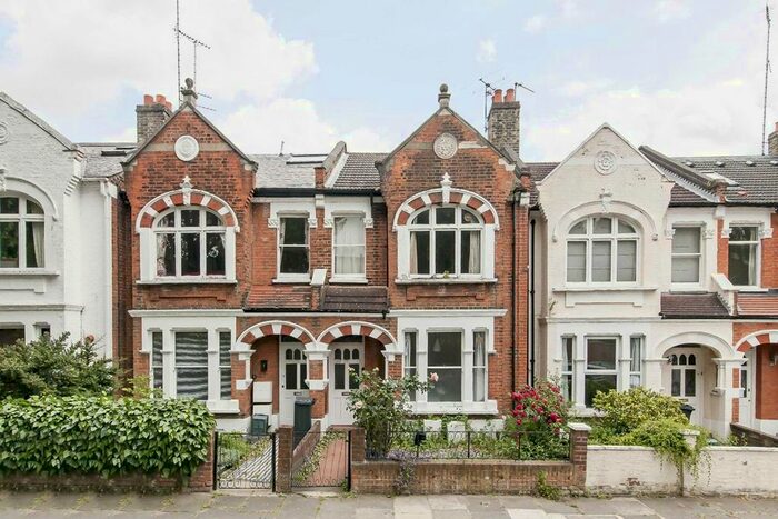 3 Bedroom Flat To Rent In Silver Crescent, London, W4