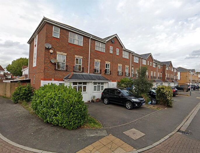 2 Bedroom Flat To Rent In Tollgate Drive, Hayes, UB4