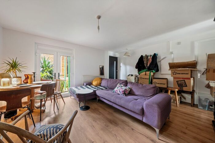 3 Bedroom Flat To Rent In Wornington Road, London, W10