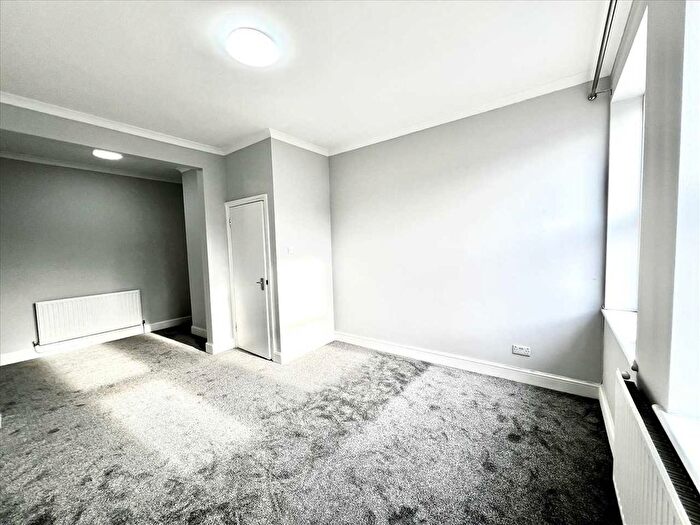 2 Bedroom Flat To Rent In Garratt Lane, London, SW18