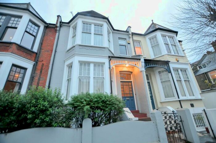 Flat To Rent In Gunton Road, Clapton, E5