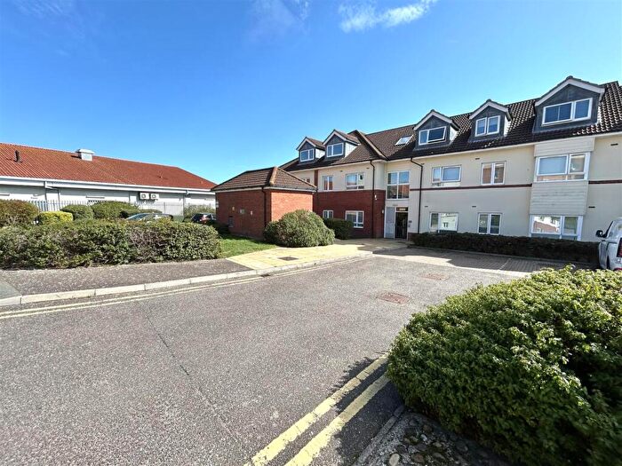 3 Bedroom Flat To Rent In Wilkinson Drop, Hadleigh, SS7