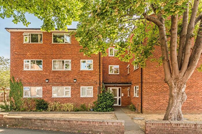 1 Bedroom Flat For Sale In Berrylands, Surbiton, KT5