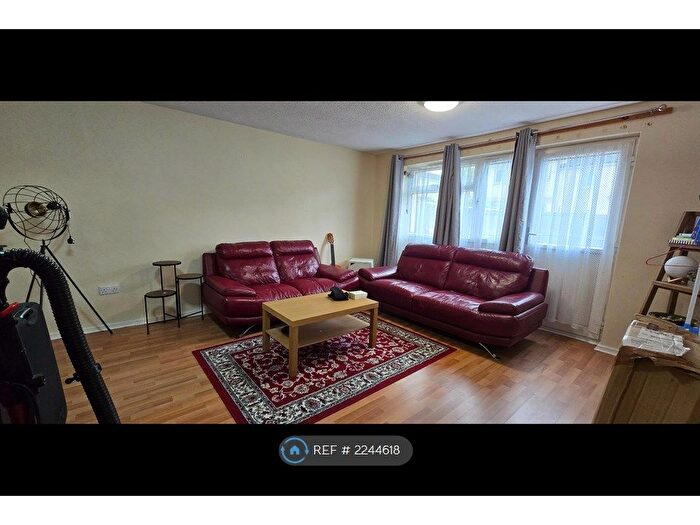 3 Bedroom Semi-Detached House To Rent In Servia Gardens, Leeds, LS7