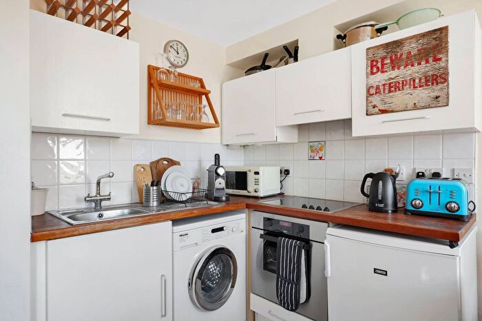 1 Bedroom Flat For Sale In Clapham Road, Oval, London, SW9