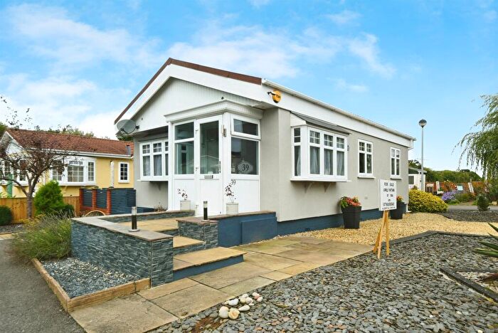 2 Bedroom Park Home For Sale In Greenacres Park, Meysey Hampton, Cirencester, GL7