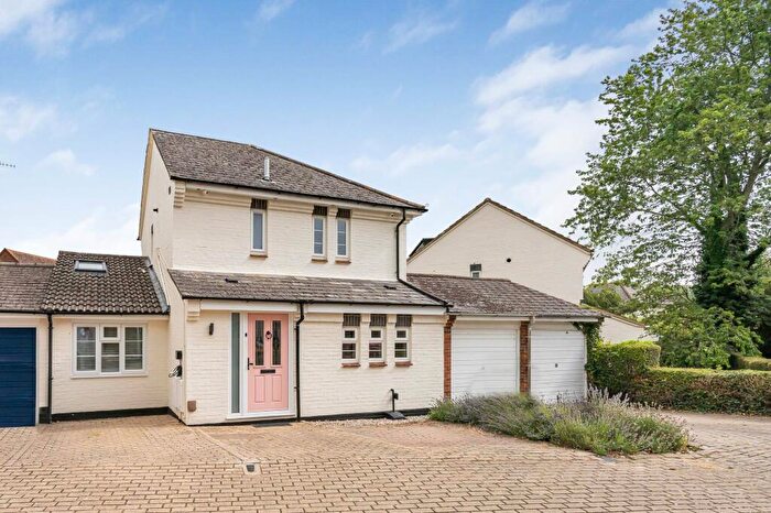 3 Bedroom Link Detached House For Sale In Cowdray Close, Woolstone, MK15