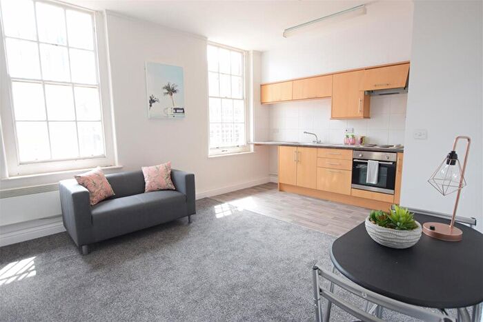 1 Bedroom Flat To Rent In Colbeck Chambers - High Set - Student Apartment - /, LN5