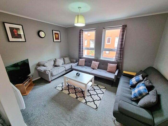 3 Bedroom Maisonette To Rent In Martlesham Walk, Manchester, M4