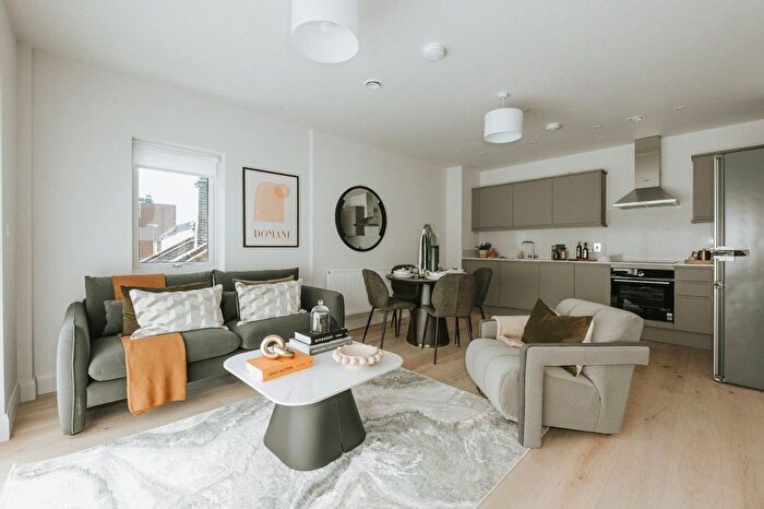 2 Bedroom Flat To Rent In Clapham High Street, Clapham North, SW4